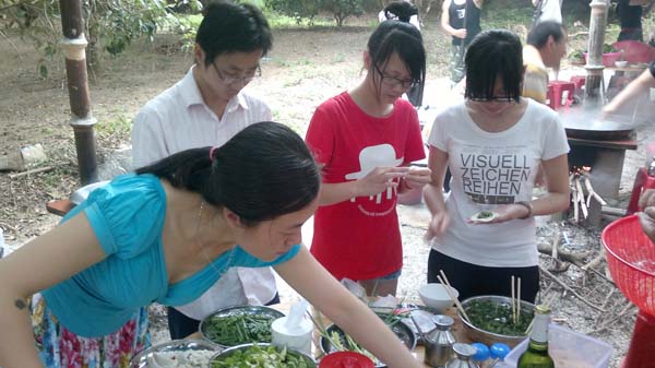 2012-5-26“杨梅坑”户外活动图集 公司同事包水饺图片