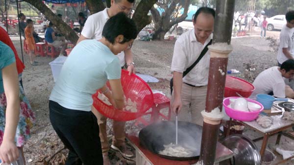 2012-5-26“杨梅坑”户外活动图集 包好了水饺，准备下锅 图