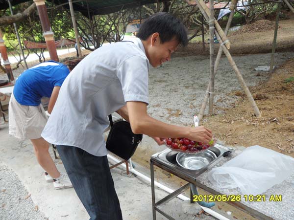 2012-5-26“杨梅坑”户外活动图集 小叶为大家清洗水果
