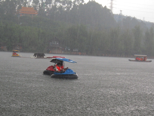 2012-8-11 深圳观澜山水田园一日游 碰碰船对抗游戏