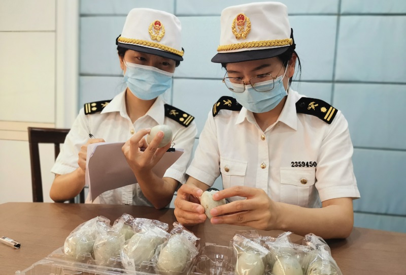 图为+南京海关所属扬州海关关员对皮蛋进行感官检验1++胡文静+摄.jpg